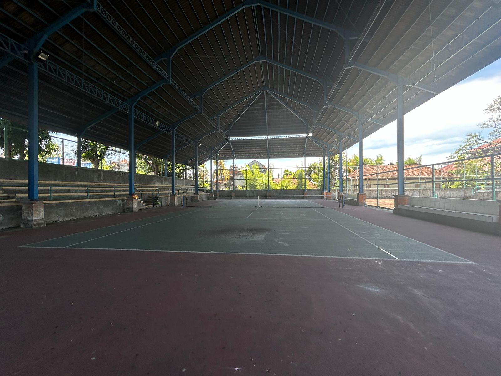 LAPANGAN TENIS INDOR